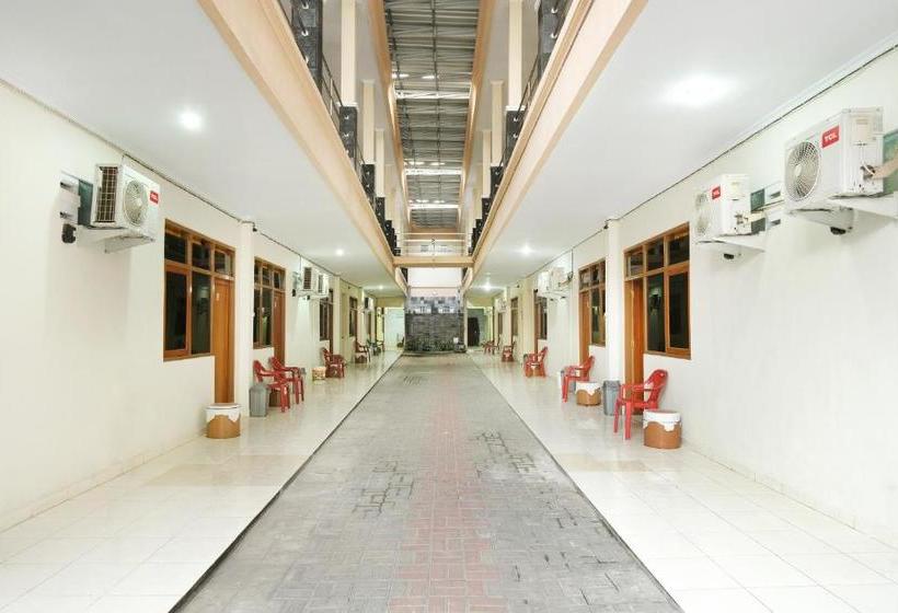 בית מלון כפרי Reddoorz Plus @ Jalan Parangtritis 2