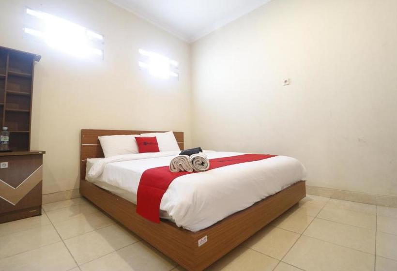 בית מלון כפרי Reddoorz Plus @ Jalan Parangtritis 2