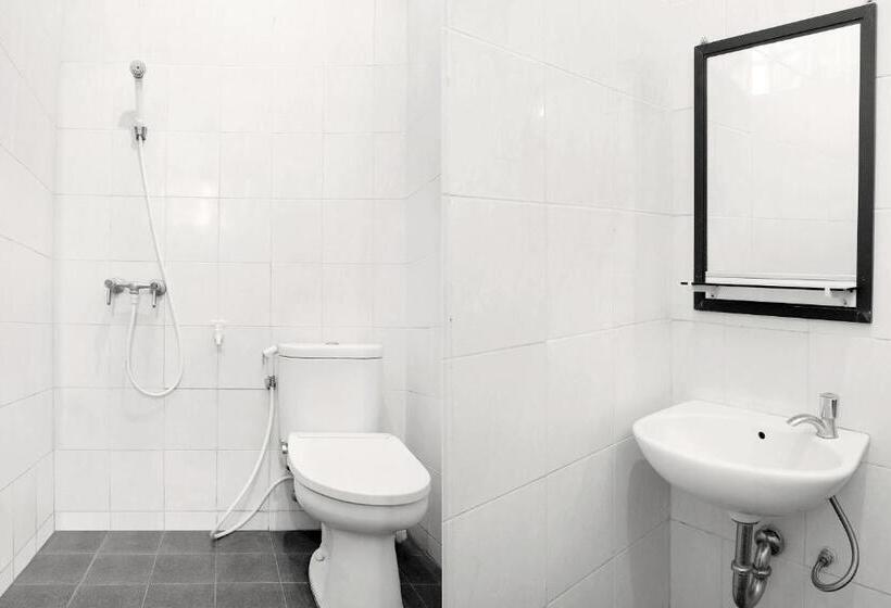 בית מלון כפרי Reddoorz Plus @ Jalan Parangtritis 2