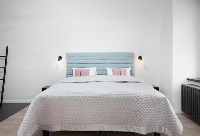 Long Story Short Hostel & Café