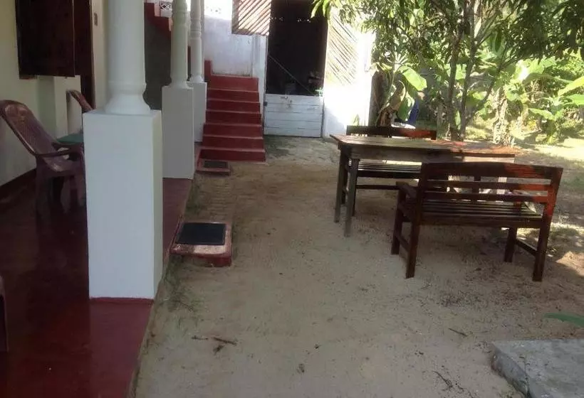 تختخواب و صبحانه Cafe Nilaveli