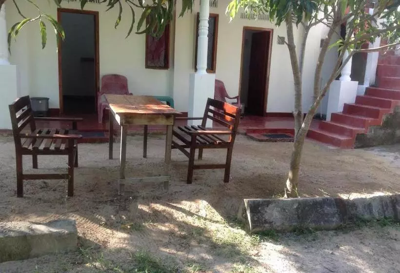 تختخواب و صبحانه Cafe Nilaveli