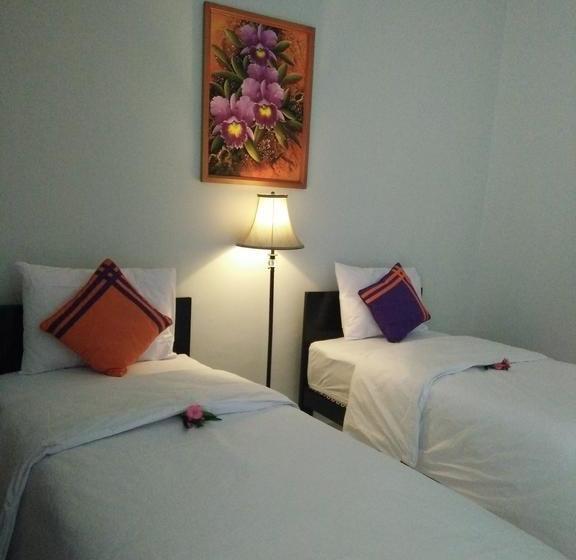 בית מלון כפרי Cahaya Adrian Near Komodo Airport