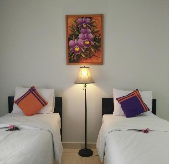 בית מלון כפרי Cahaya Adrian Near Komodo Airport