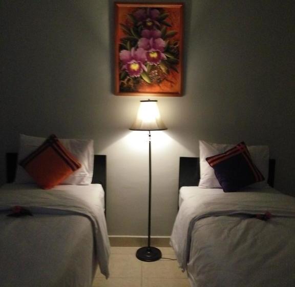 בית מלון כפרי Cahaya Adrian Near Komodo Airport