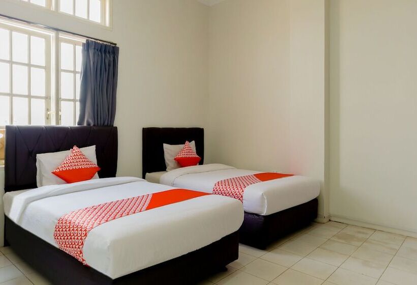 Hotel OYO 1111 Pasar Baru Inn
