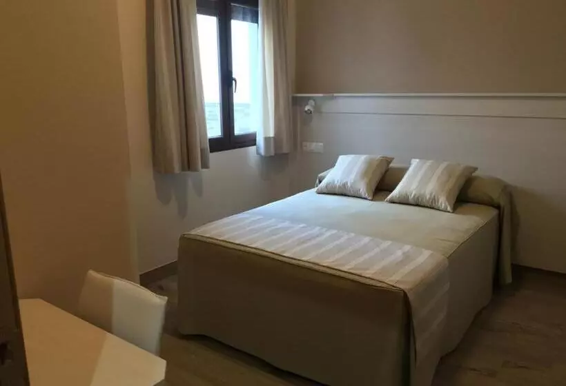 ユースホステル Hostal Los Encinares