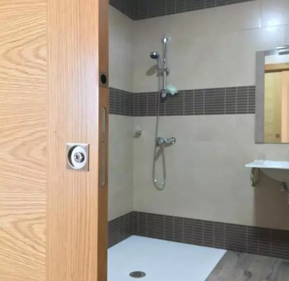 ユースホステル Hostal Los Encinares