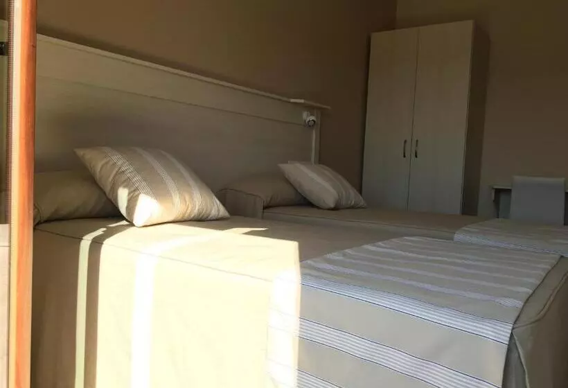 ユースホステル Hostal Los Encinares