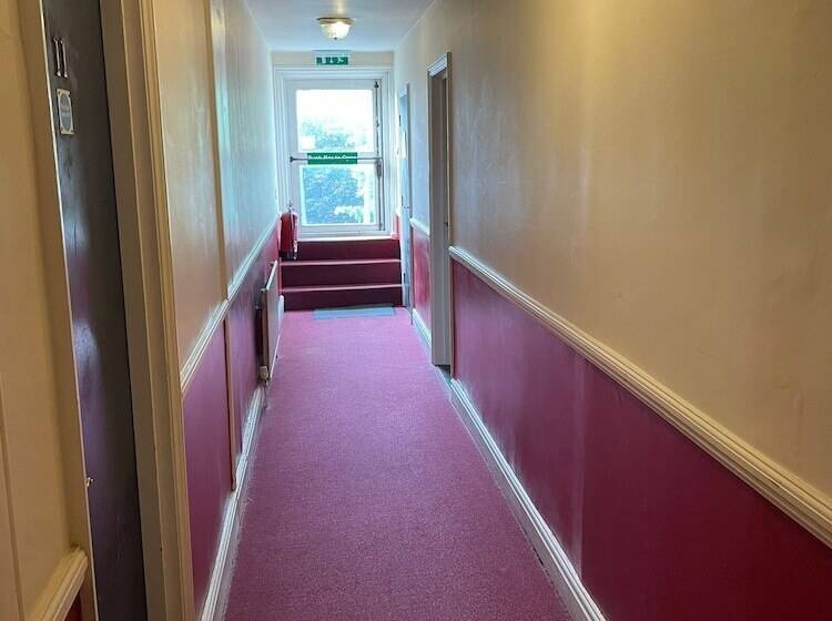 בית מלון כפרי Rose And Crown