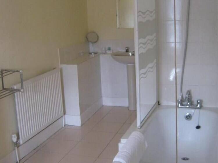 בית מלון כפרי Rose And Crown