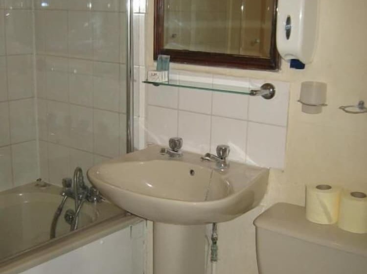 בית מלון כפרי Rose And Crown