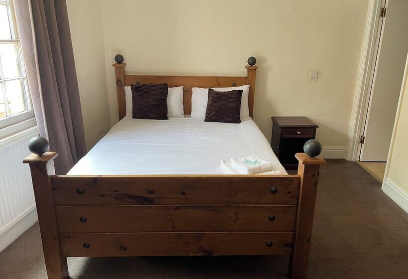 בית מלון כפרי Rose And Crown