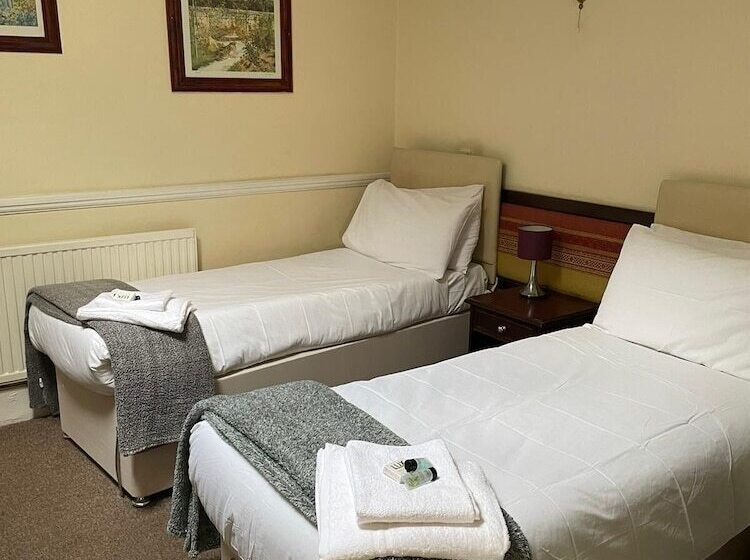 בית מלון כפרי Rose And Crown