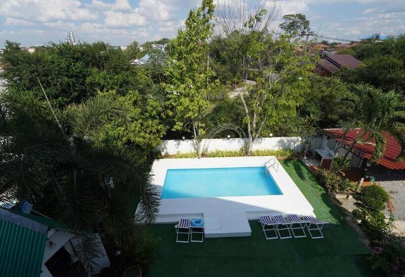 Motel Roomquest One Bangsaray