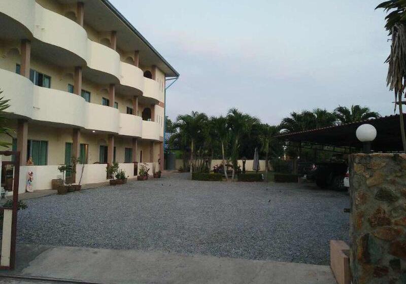 Motel Roomquest One Bangsaray