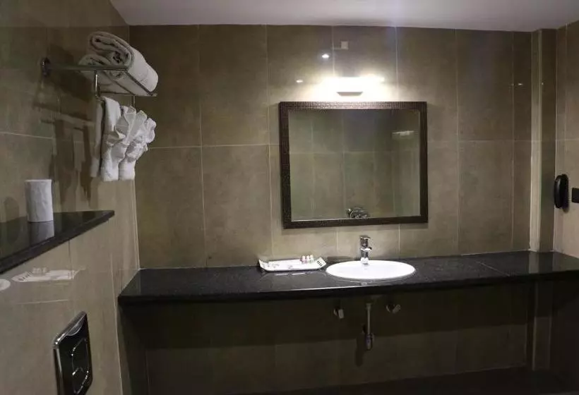 Hotelli Dsr Madhanam Inn