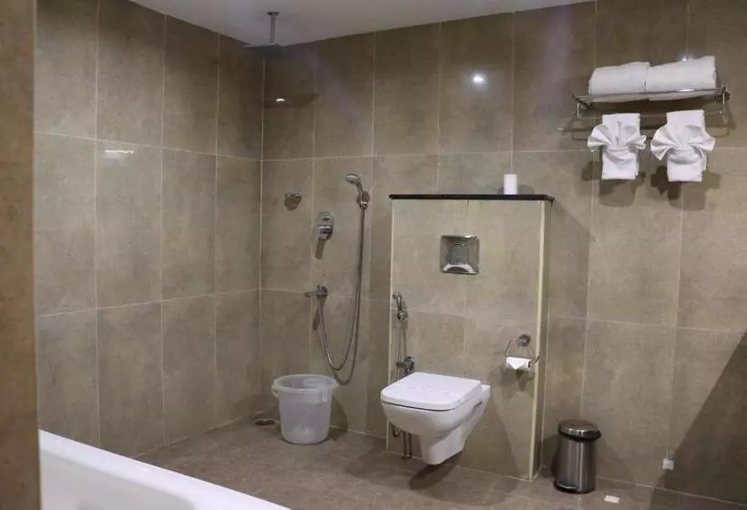 Hotelli Dsr Madhanam Inn