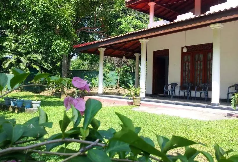 ベッドアンドブレックファースト Nisala Villa Midigama