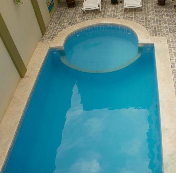 هتل Hostal Oro Verde