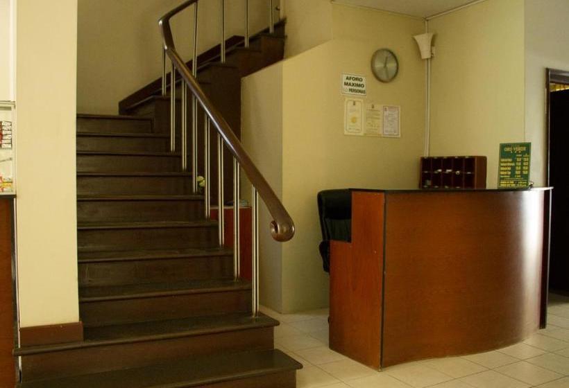 هتل Hostal Oro Verde