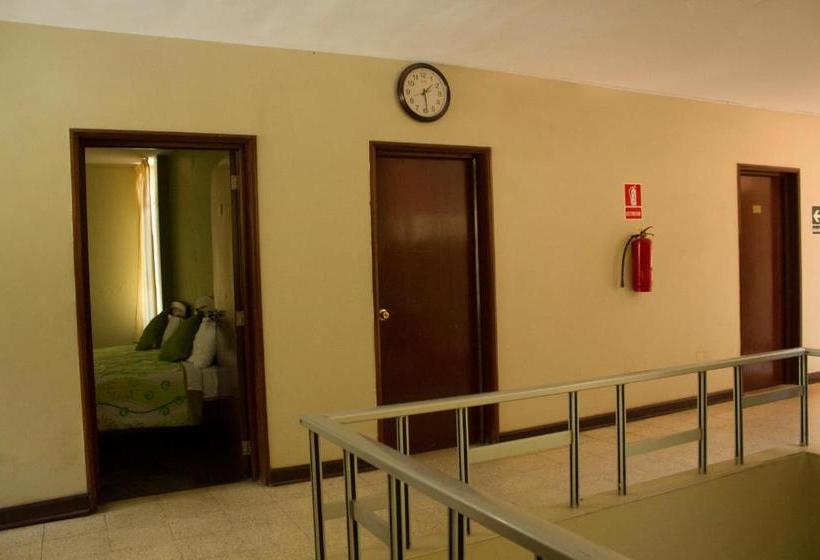 هتل Hostal Oro Verde