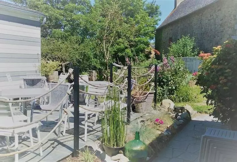 هتل Hôtel Le Saint Yves
