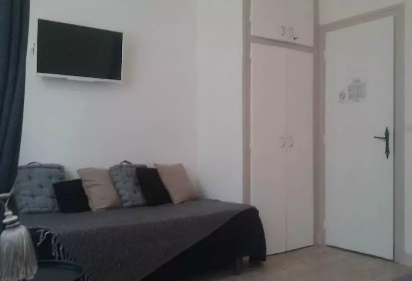 هتل Hôtel Le Saint Yves