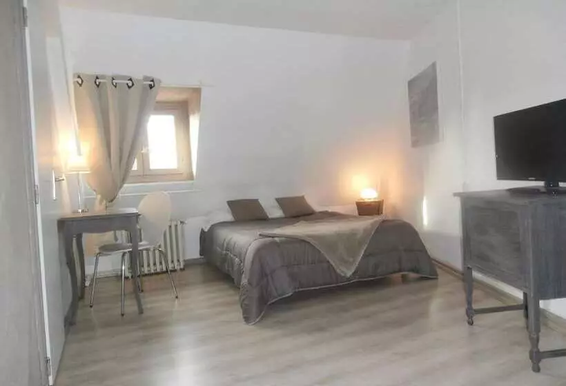 هتل Hôtel Le Saint Yves