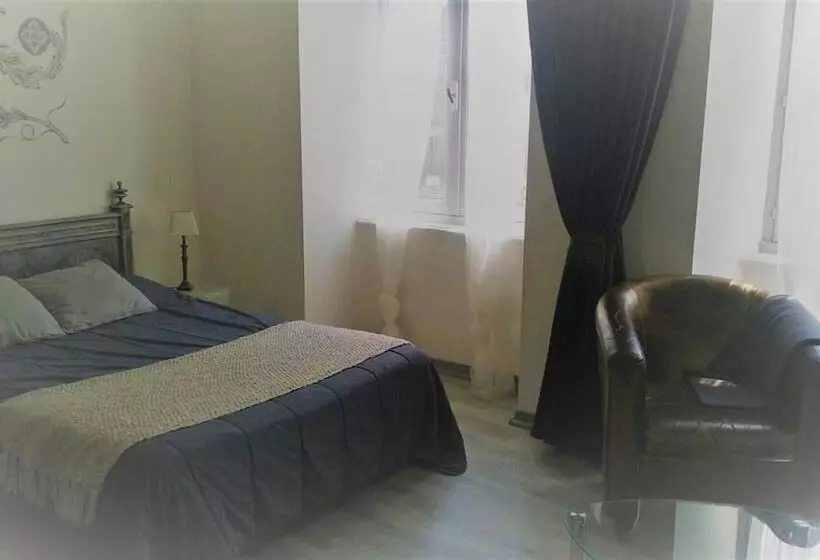 هتل Hôtel Le Saint Yves