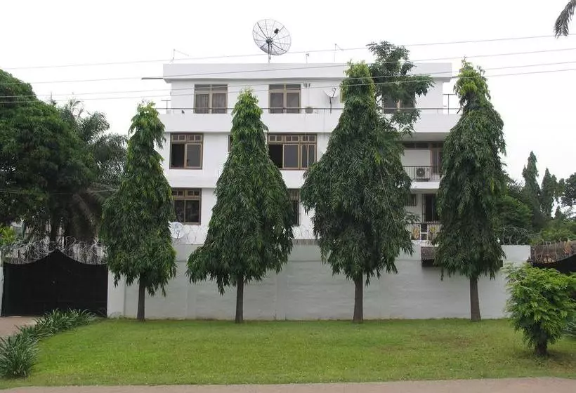 ホテル Kwesi Affum Apartments