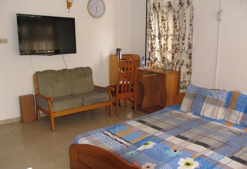 ホテル Kwesi Affum Apartments