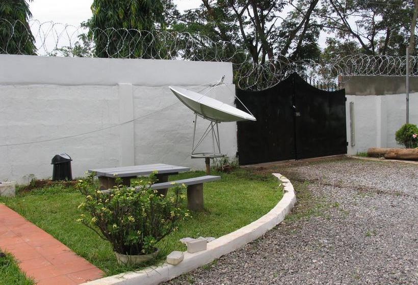 ホテル Kwesi Affum Apartments