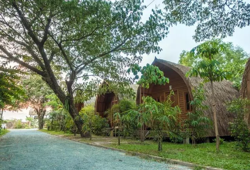 استراحتگاه Bamboo Bungalow