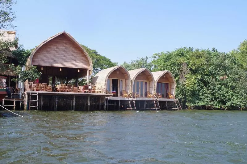 استراحتگاه Bamboo Bungalow