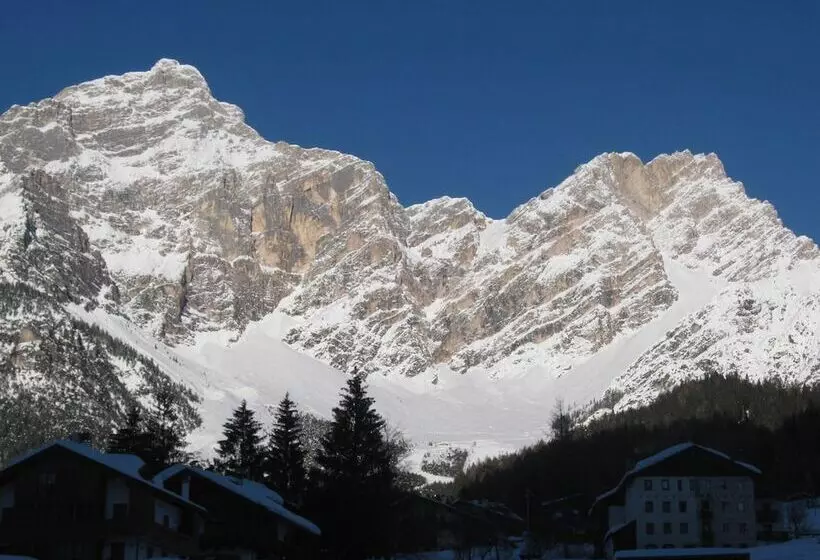 ホテル Albergo Dolomiti
