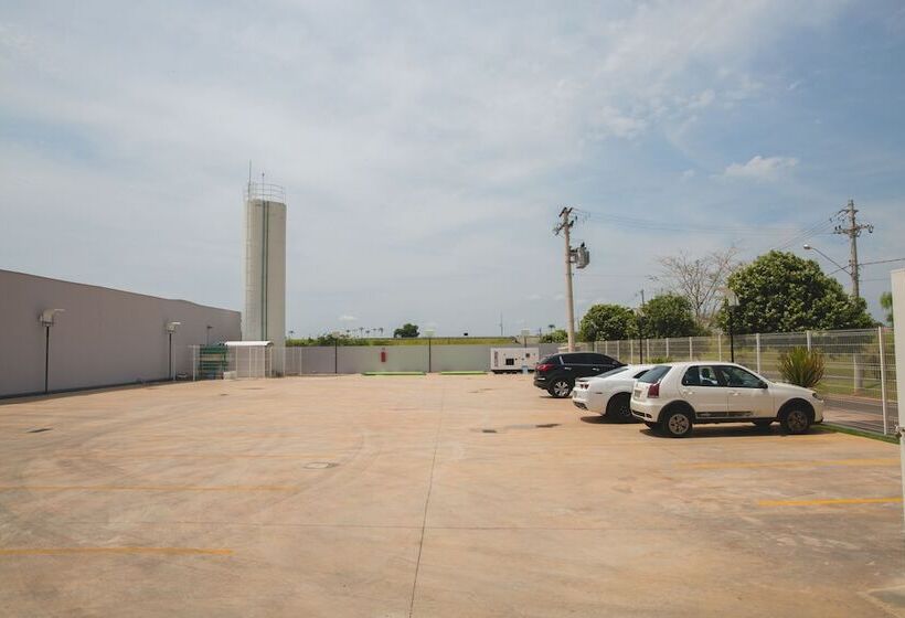 בית מלון כפרי Ibis Styles Birigui