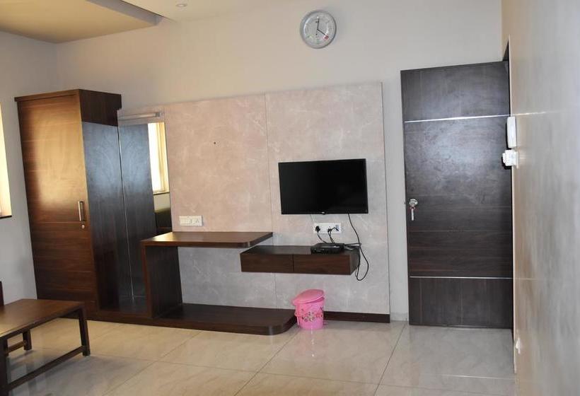 בית מלון כפרי Om Palace And Party Plot