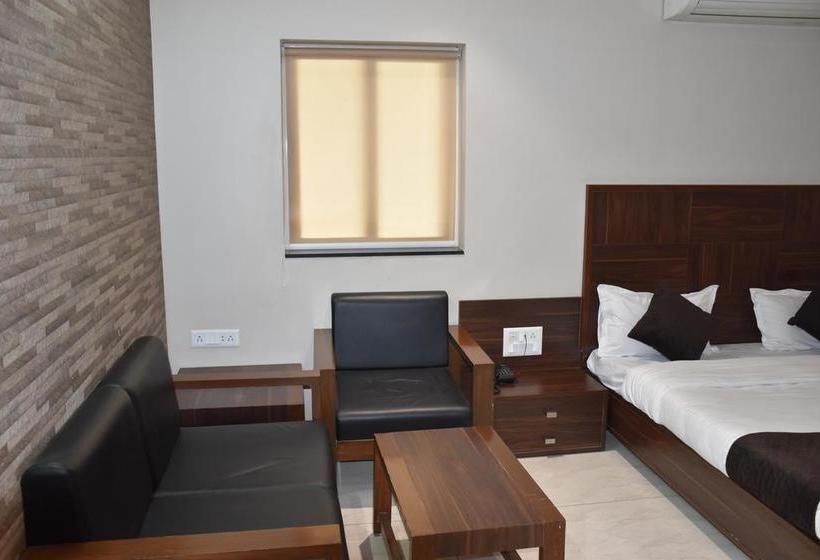 בית מלון כפרי Om Palace And Party Plot