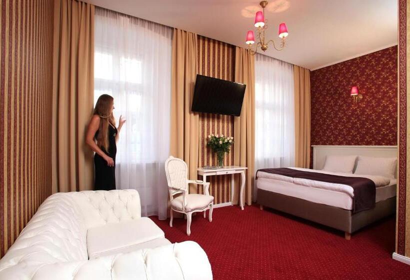 Отель Court Park