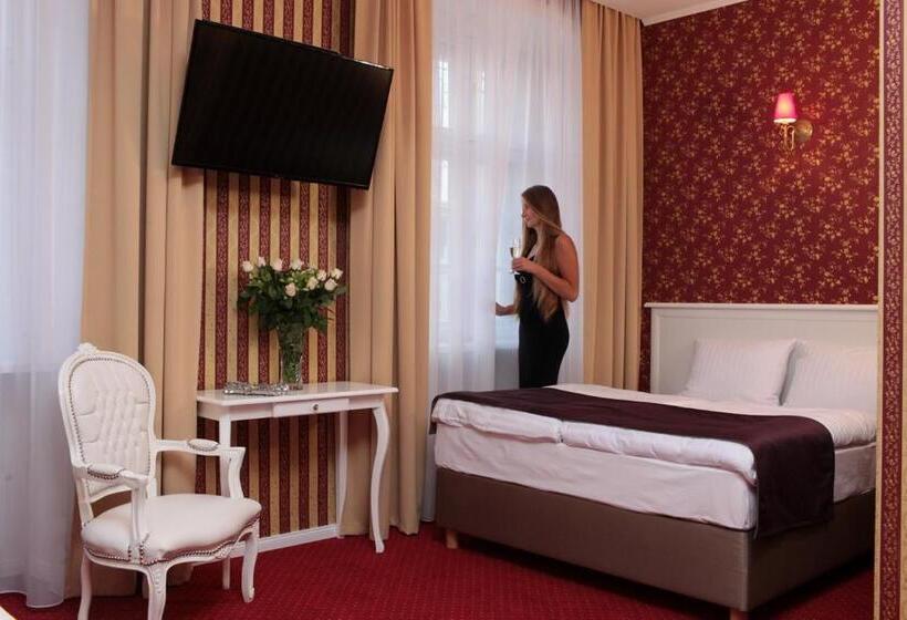 Отель Court Park