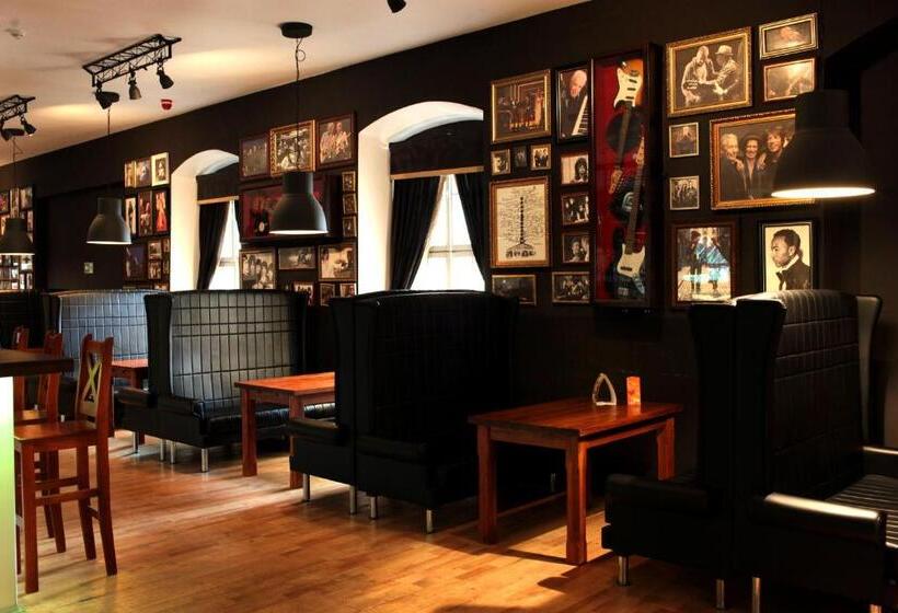 Отель Court Park