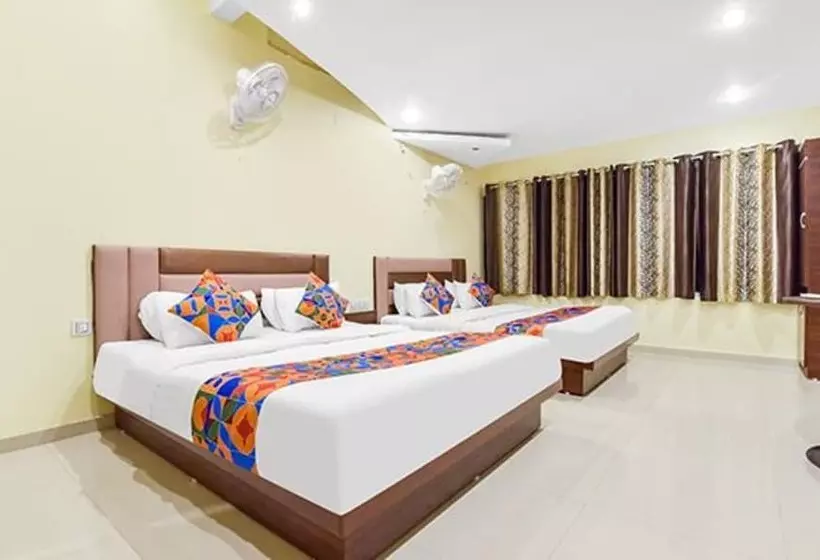 Hotelli Fabexpress Poonam Palace