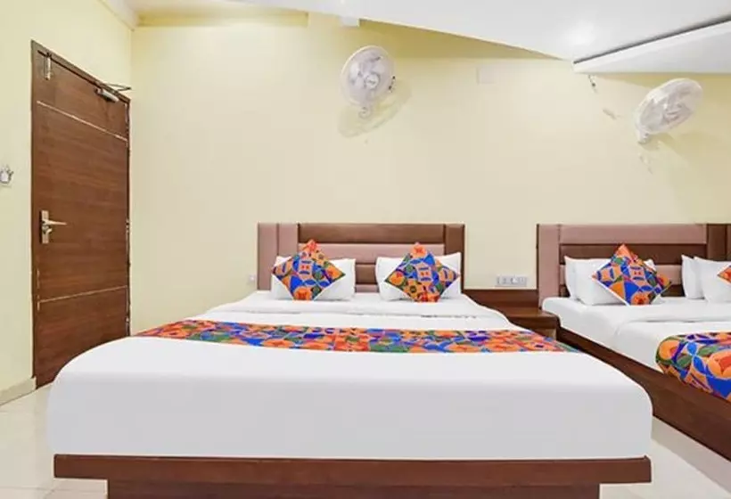 Hotelli Fabexpress Poonam Palace