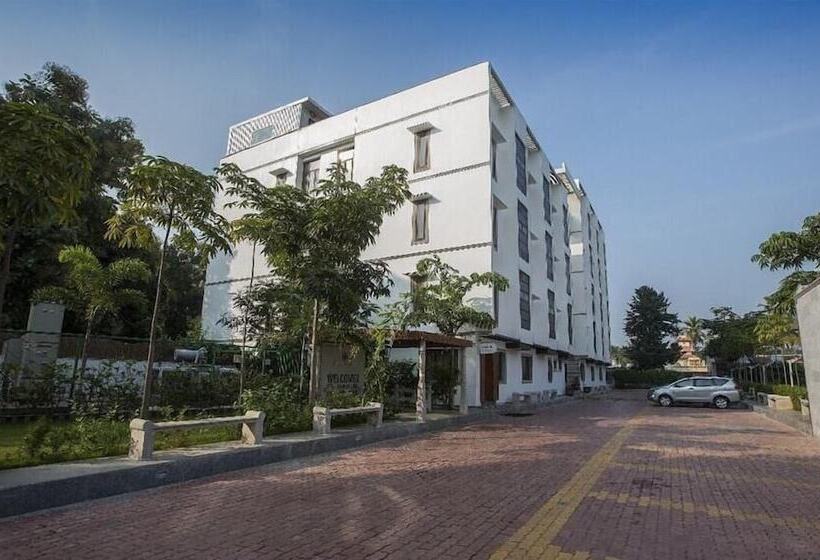 Отель Mayapuri Amira