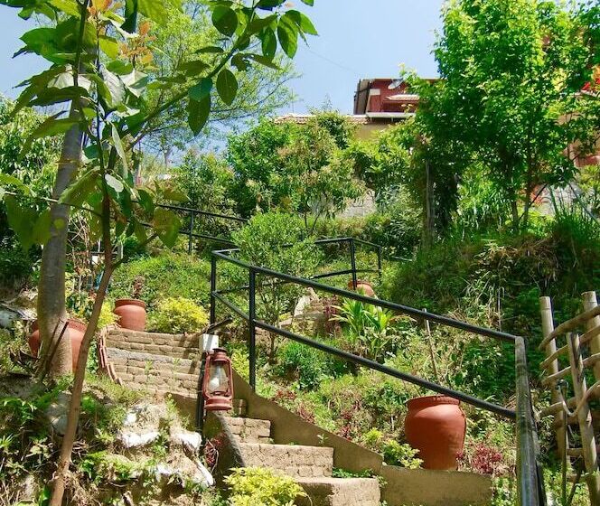 تختخواب و صبحانه Shivapuri Heights Cottage