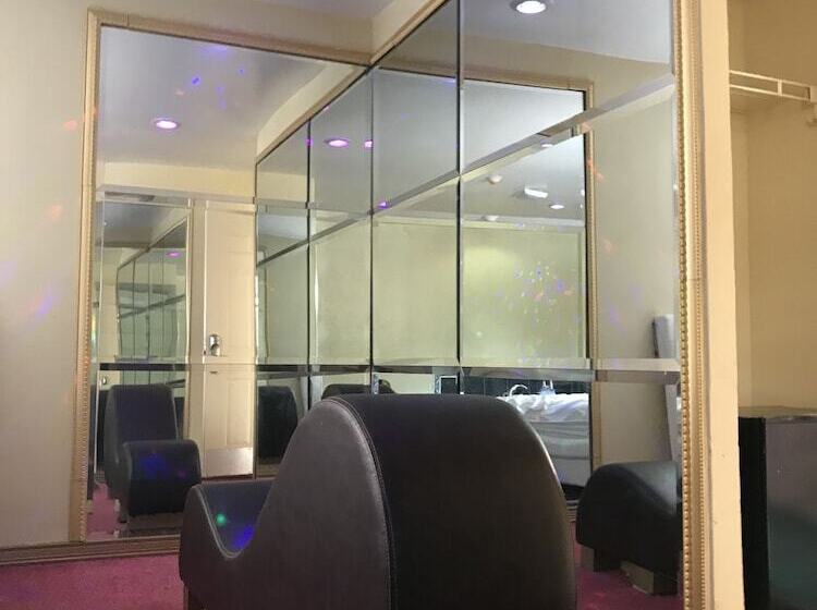 Мотель Presidential Inn & Suites