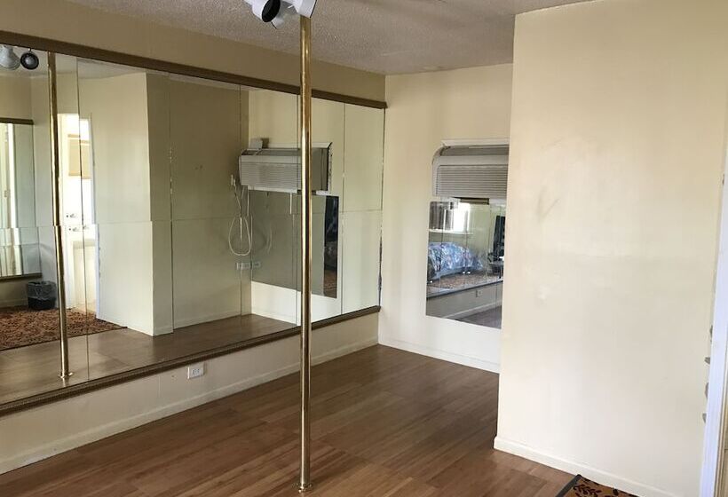 Мотель Presidential Inn & Suites