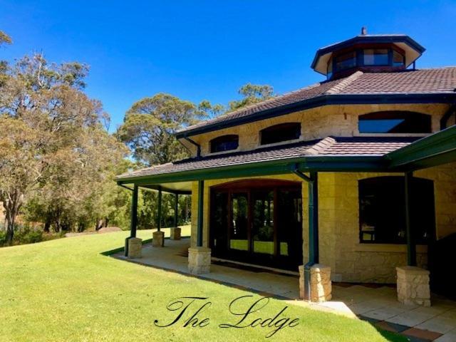 استراحتگاه Harmony Forest Cottages & Lake Side Lodge