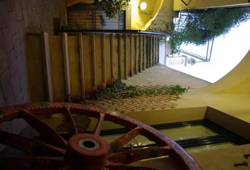 تختخواب و صبحانه Aci E Galatea